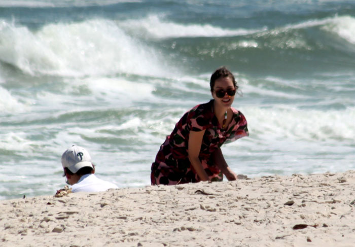 Nathalia Dill namora na praia da Barra