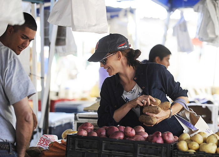 Jennifer Garner deixa mercado com caixa de tomates na cabeça