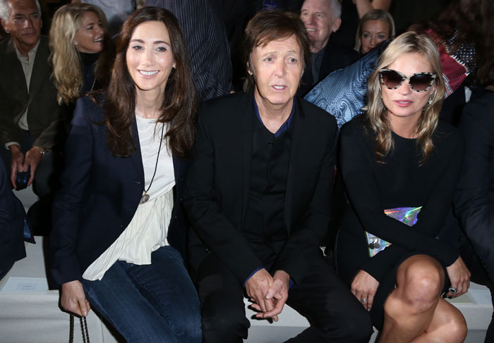 Paul McCartney confere nova coleção da filha Stella ao lado de Kate Moss