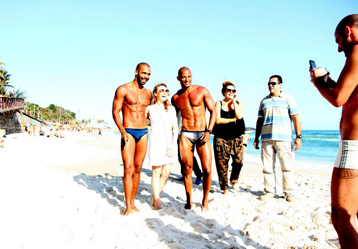 Kylie Minogue passeia e tira fotos na praia do Rio de Janeiro
