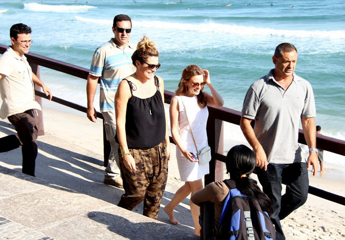 Kylie Minogue passeia e tira fotos na praia do Rio de Janeiro