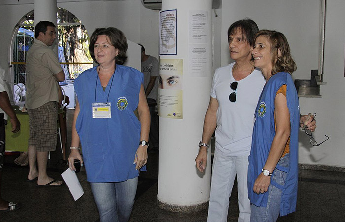 Roberto Carlos vota, no Rio