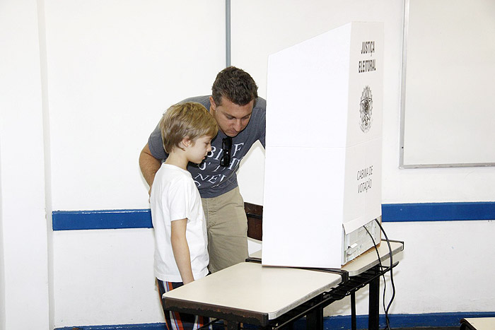 Luciano Huck vota com Joaquim