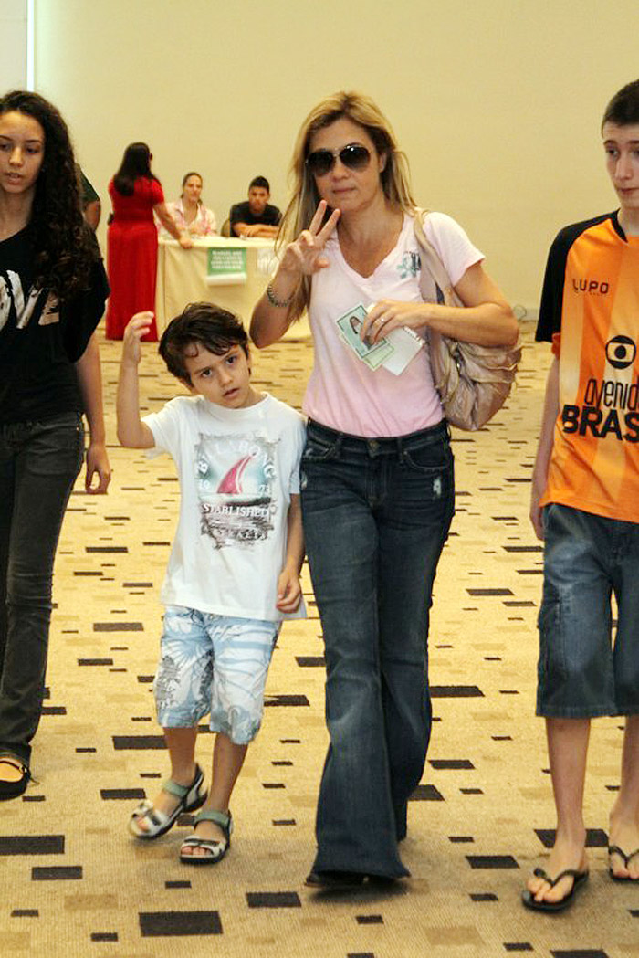Adriana Esteves com os filhos