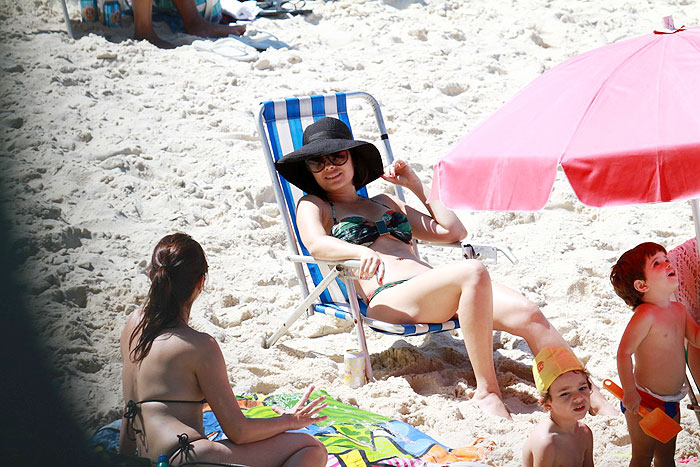 Vanessa Giácomo deixa Malvina no Projac e vai curtir praia com os filhos  Veja as Fotos!