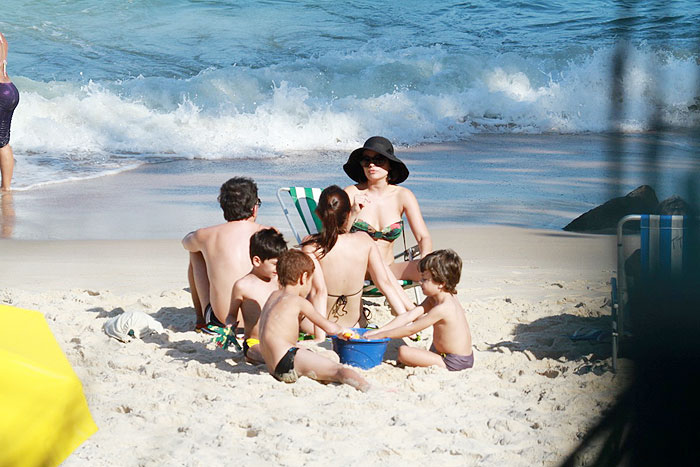 Vanessa Giácomo deixa Malvina no Projac e vai curtir praia com os filhos  Veja as Fotos!