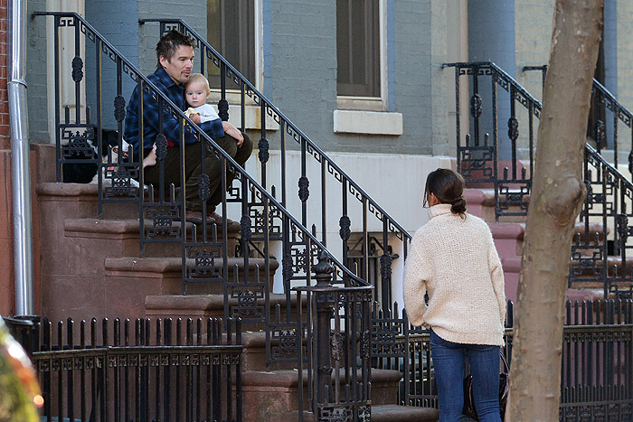 Katie Holmes se encontra com Ethan Hawke em uma rua de Nova York