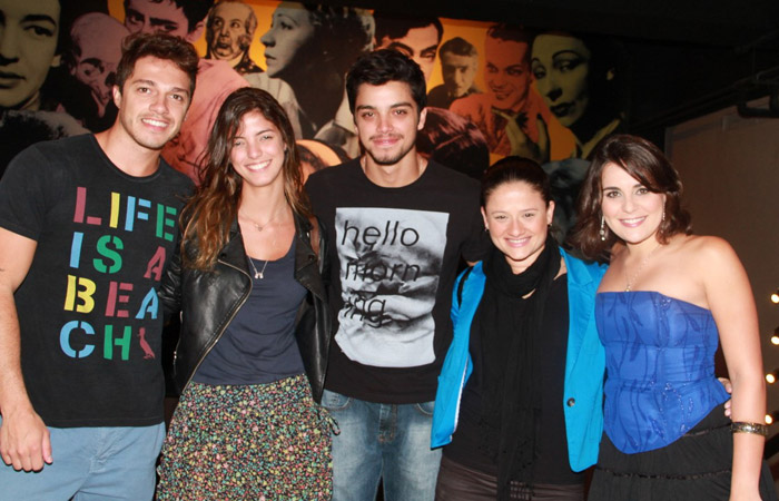 Rodrigo Simas curte noite com amigos no teatro Ofuxico