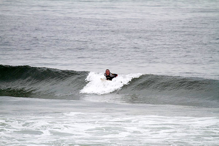 Marcello Novaes surfa na praia da Barra da Tijuca 