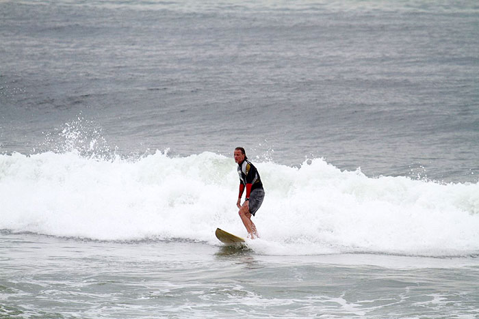 Marcelo Novaes surfa na praia da Barra da Tijuca 