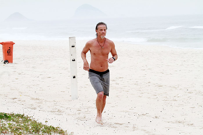 Marcelo Novaes surfa na praia da Barra da Tijuca 