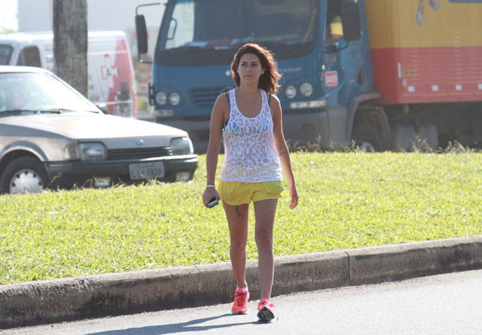 Fernanda Paes Leme joga conversa fora na orla da Barra da Tijuca