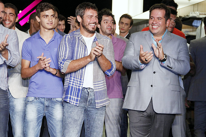 Vittório ao lado do pai, Luigi, Bruno Mazzeo e Leandro Hassum