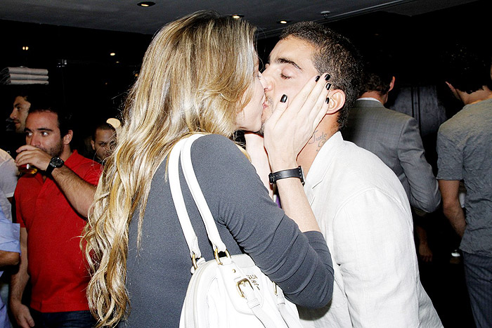 Luana Piovani beija o marido, Pedro Scooby após desfile de Ricardo Almeida