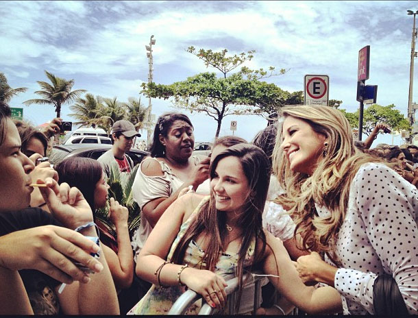 Ticiane Pinheiro posta foto com fãs de Taylor Lautner