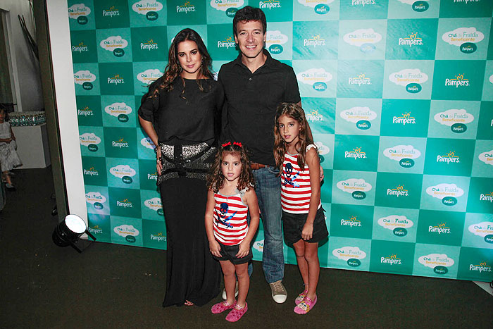 Rodrigo Faro e Vera Viel com as filhas Maria e Clara