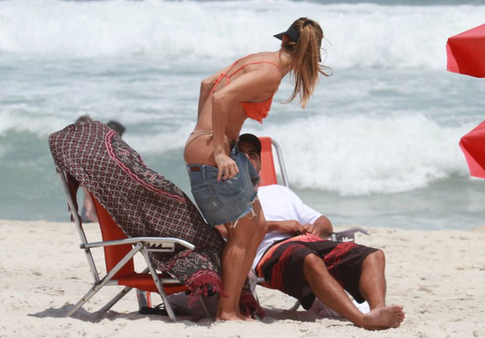 Dani Bananinha toma sol na praia do Pepê, no Rio