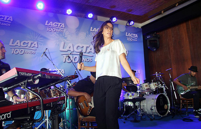 Ivete Sangalo canta em evento regado a chocolate, em Salvador