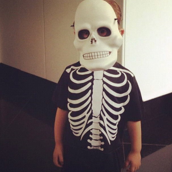 Adriane Galisteu posta foto do filho vestido para o Halloween