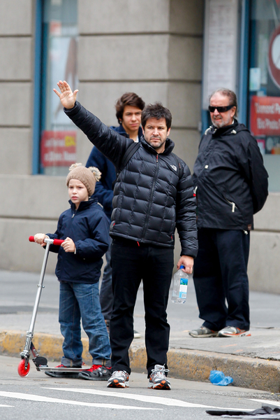 Murilo Benício com os filhos Antônio e Pietro e o pai, Luiz Mário, em Nova York