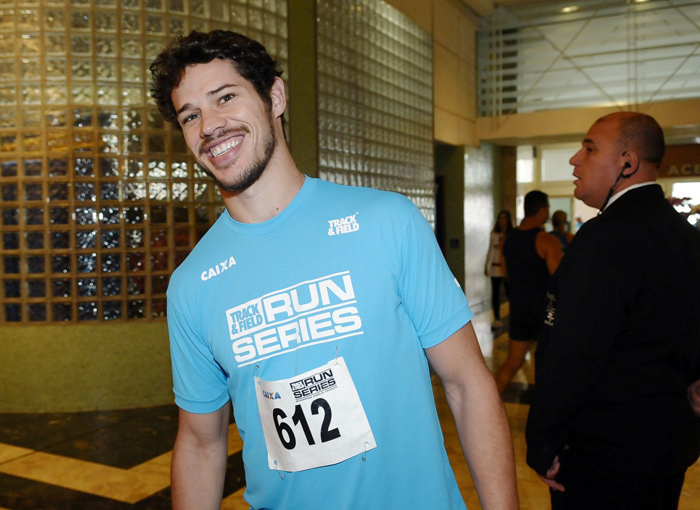José Loreto mostra seu lado atleta em corrida em São Paulo
