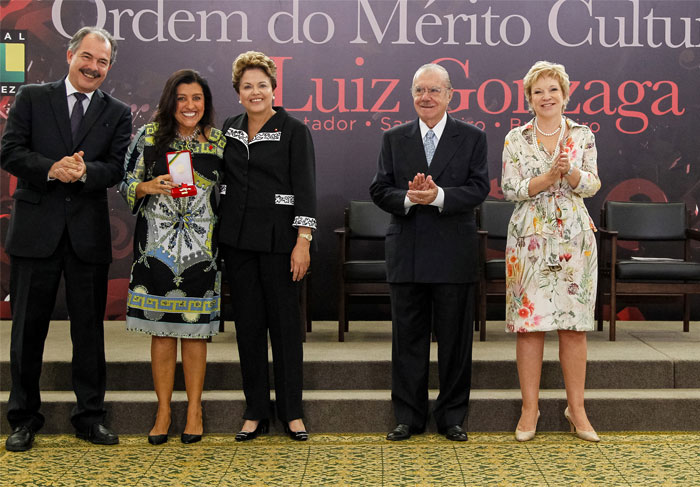 Regina Casé recebe homenagem das mãos de Dilma Rousseff