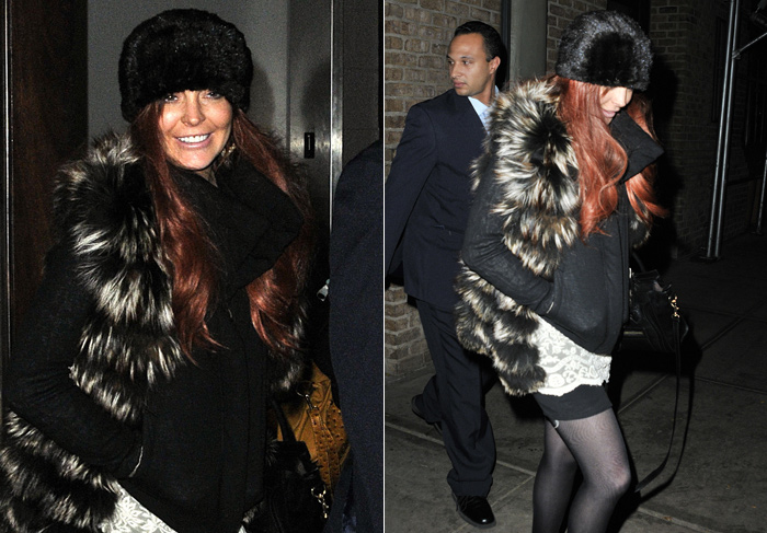 Sorridente, Lindsay Lohan circula com casaco de pele em Nova York