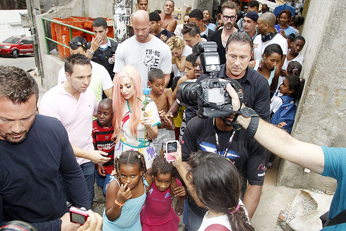 Lady Gaga sobe na garupa de moto e ganha rosa no Morro do Cantagalo