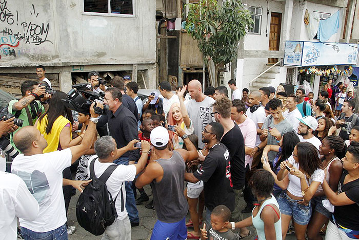 Lady Gaga sobe na garupa de moto e ganha rosa no Morro do Cantagalo