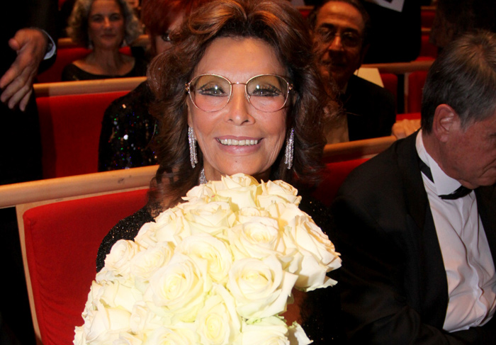 Sophia Loren prestigia concerto em memória do marido