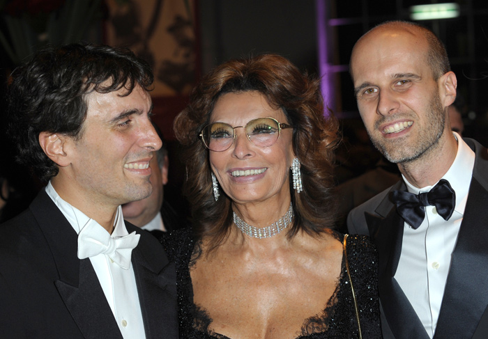 Sophia Loren prestigia concerto em memória do marido