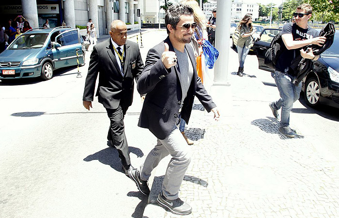 Simpático, Alejandro Sanz causa tumulto em aeroporto no Rio