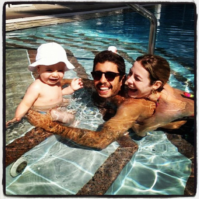 Luana Piovani e Pedro Scooby se diverte com Dom em piscina