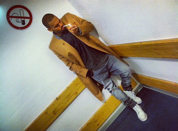 Chris Brown fuma em local proibido na Alemanha