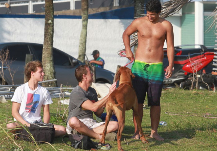 Marcello Novaes ganha “carinho” de cachorro durante passeio no Rio