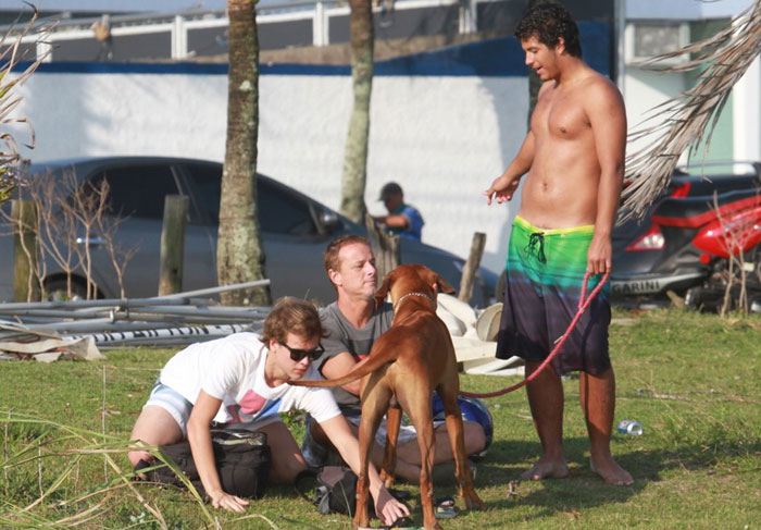Marcello Novaes ganha “carinho” de cachorro durante passeio no Rio