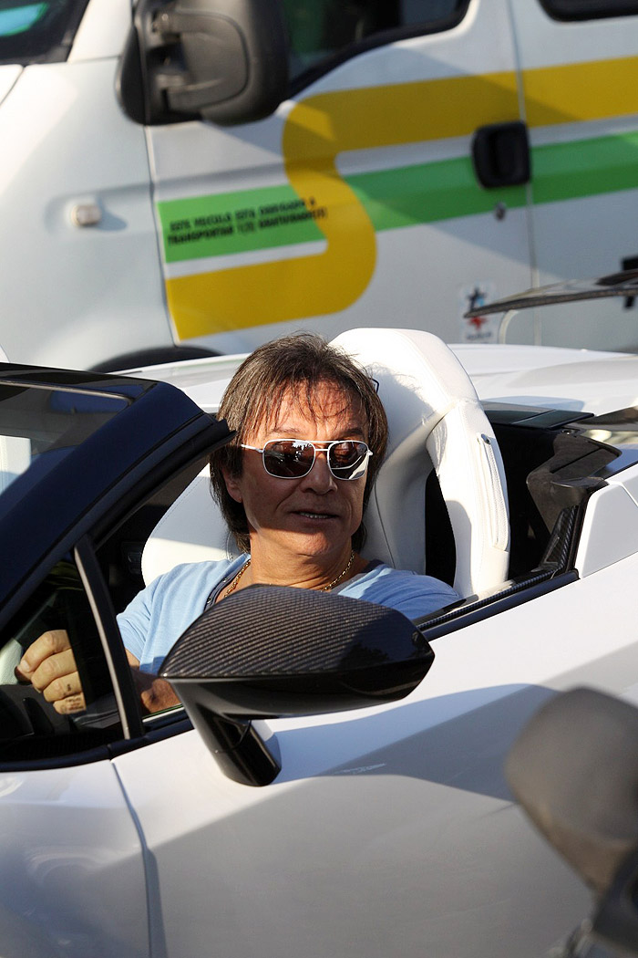 Roberto Carlos curte sua Lamborghini branca pelo Leblon