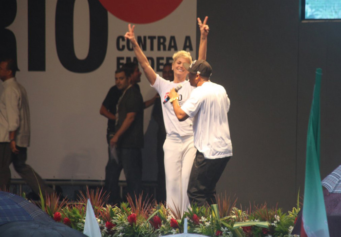 Xuxa participa de manifestação Veta, Dilma no Rio