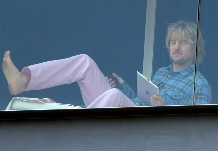 Owen Wilson aparece lendo, na sacada de hotel, no Rio