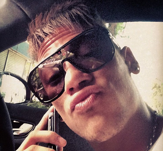 Neymar tira foto fazendo biquinho 