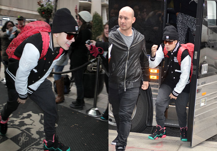 Com mochila cor de rosa, Justin Bieber anda agachado para despistar