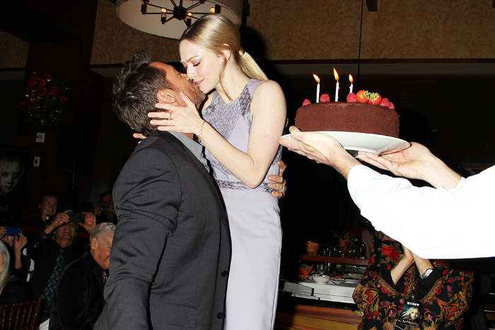 Amanda Seyfried beija Hugh Jackman em festa de Les Miserables
