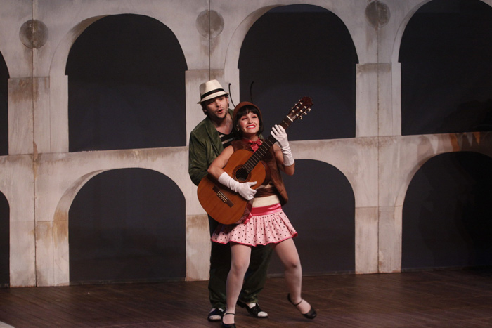 Carla Diaz e Thiago Oliveira comemoram dois anos de peça de teatro