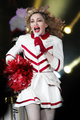 Madonna mostra fôlego ao cantar e dançar