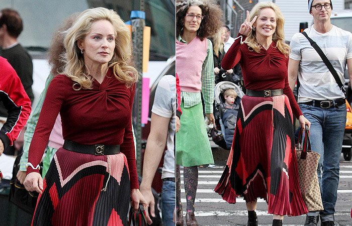 Toda de vermelho, Sharon Stone é clicada a caminho do set de filmagem 