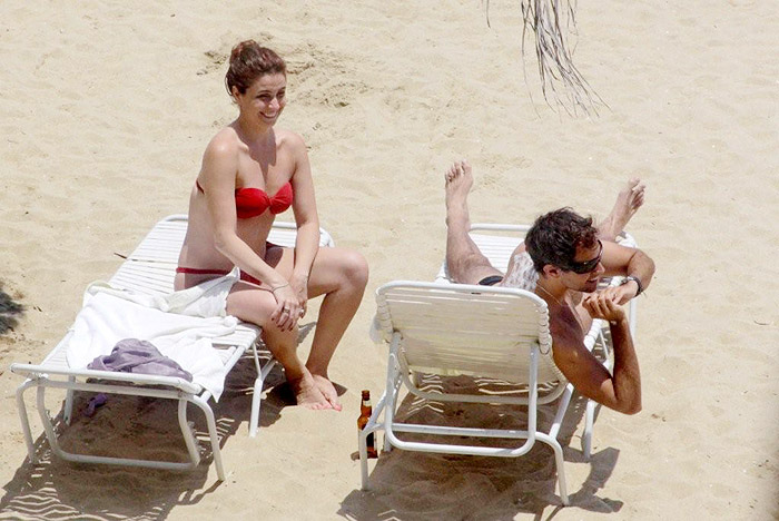 Giovanna Antonelli e Leonardo Nogueira se divertem em dia de praia