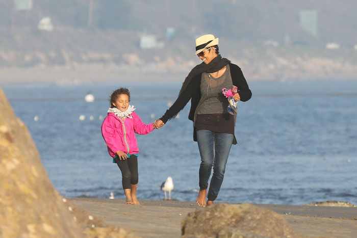 Filha de Halle Berry tropeça e cai em passeio na praia