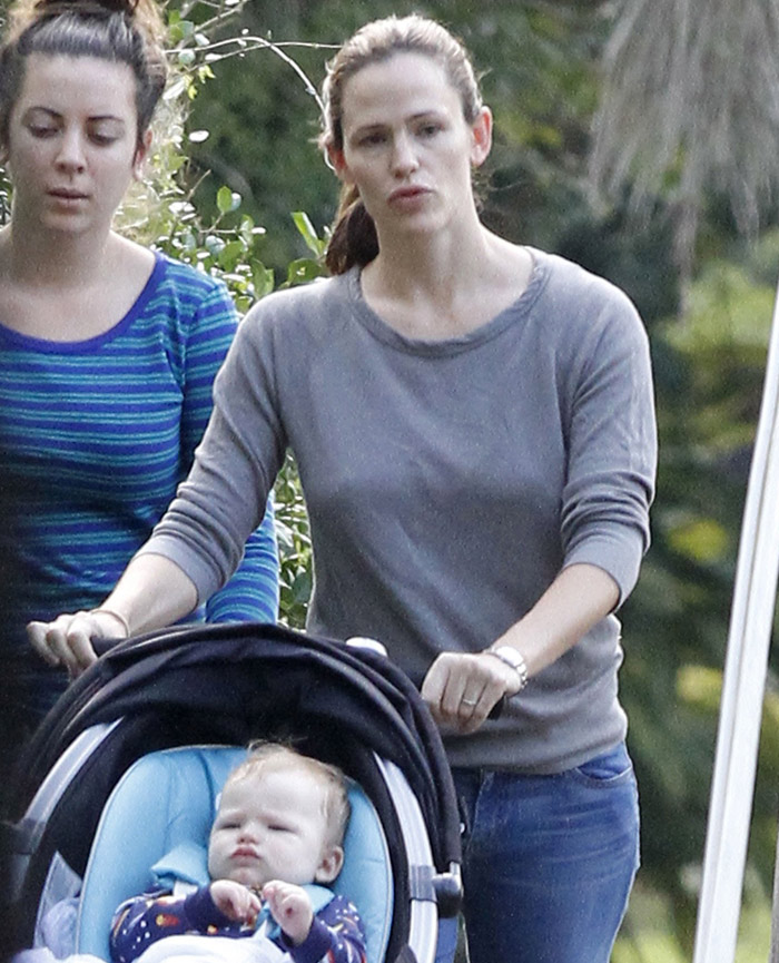 Sem maquiagem, Jennifer Garner passeia com o filho caçula