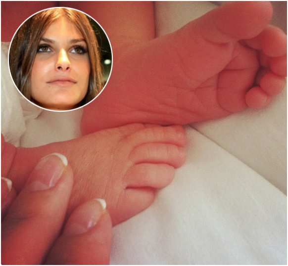Carol Francischini mostra os pés de sua “picolina” Valentina