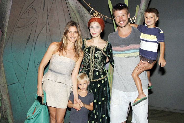 Fernanda Lima e Rodrigo Hilbert levam os filhos, João e Francisco, ao musical Shrek